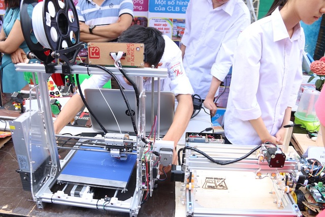 Hà Nội: Nhiều nhà "khoa học nhí" hội tụ trong ngày hội STEM - 9 Điểm mới của Ngày hội STEM 2018 là sẽ có sự tham gia của các trường THPT An Dương, khối chuyên thuộc Đại học Khoa học Tự nhiên, Chuyên Hưng Yên; các CLB STEM của các trường phổ thông và đặc biệt là sự tham gia của các trường cao đẳng nghề sẽ góp phần định hướng nghề nghiệp cho các bạn học sinh, sinh viên.