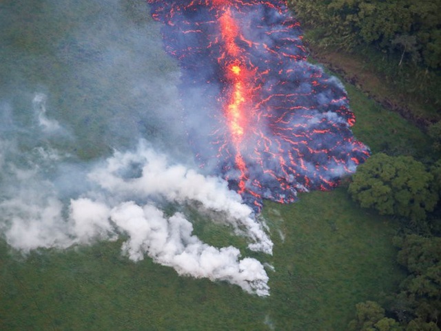 "Cổng địa ngục" khổng lồ bắn ra bom dung nham tung tóe ở Hawaii - 2
Vết nứt mới có chiều dài khoảng 300 mét, là một trong số những vết lớn nhất bên sườn Kilauea.