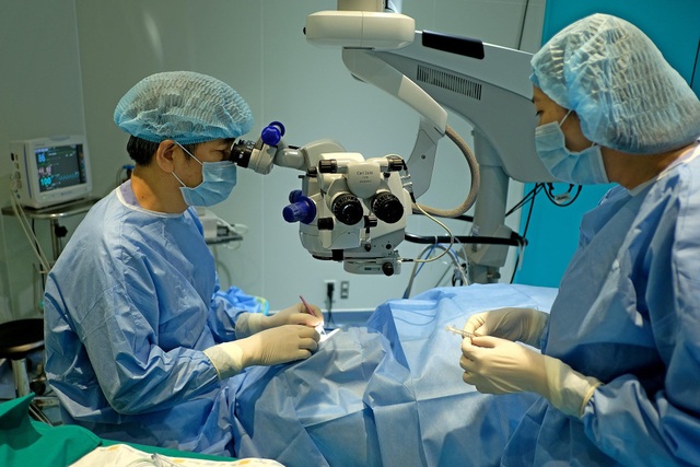 Bác sĩ Việt đầu tiên vinh dự nhận giải thưởng Phakic ICL 500 của ESCRS - 3 Bác sĩ Bùi Tiến Hùng đang thực hiện ca phẫu thuật.