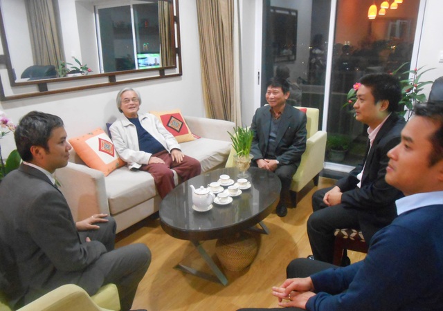GS Phan Đình Diệu: Một nhà chiến lược khoa học tài năng, một người thầy tận tình - 3
Ban Giám hiệu Trường Đại học Công nghệ chúc tết GS.Phan Đình Diệu vào tháng 12/2015.