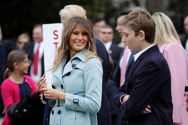 Melania Trump - Đệ nhất phu nhân đặc biệt nhất trong lịch sử Mỹ - 11 Không thể phủ nhận bà Melania Trump là một người rất kín tiếng. Có thể vì thế mà có nhiều đồn đoán về cuộc sống của vợ chồng bà trong Nhà Trắng. Có thông tin cho rằng trên thực tế bà Melania không sống trong dinh Tổng thống Mỹ, mà sống cùng bố mẹ đẻ ở một ngôi nhà gần trường học của con trai. Người phát ngôn của bà Melania đã phủ nhận thông tin này. (Ảnh: Getty)