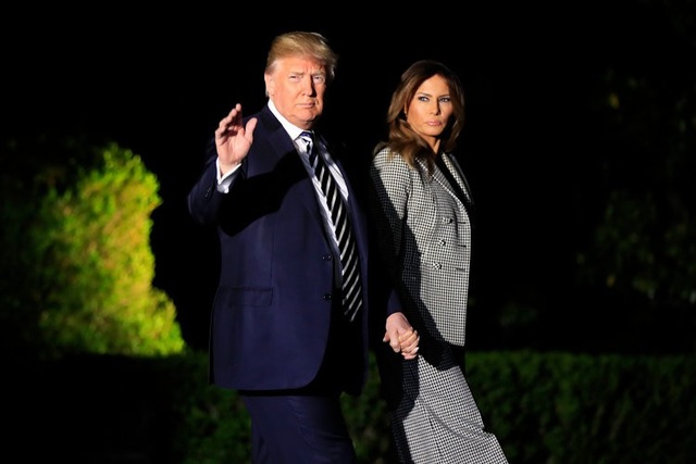 Melania Trump - Đệ nhất phu nhân đặc biệt nhất trong lịch sử Mỹ - 12
Cũng có đồn đoán rằng bà Melania và Tổng thống Trump dành rất ít thời gian ở bên nhau. Hai người được cho là ngủ riêng phòng và có lịch làm việc hoàn toàn khác nhau. Truyền thông cũng để ý thấy bà Melania dường như thường từ chối nắm tay chồng và ít khi cùng chồng đi tới các sự kiện. Chính vì vậy, cuộc hôn nhân của Tổng thống Trump được coi là một trong những điều gây tò mò nhất đối với truyền thông và công chúng. (Ảnh: AP)