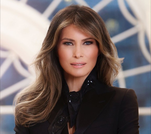 Melania Trump - Đệ nhất phu nhân đặc biệt nhất trong lịch sử Mỹ - 13 Bản thân bà Melania chưa từng đề cập về điều này. Bạn bè của bà Melania cho biết Đệ nhất phu nhân là một người rất kín tiếng, thường xuyên về sớm khi đi dự sự kiện và tránh trở thành trung tâm của sự chú ý. Dù sống khá khép kín với giới truyền thông, song đa số người dân Mỹ vẫn có ấn tượng tốt đối với bà Melania. Kết quả thăm dò cho thấy bà thậm chí còn nổi tiếng hơn cả phu quân của mình là Tổng thống Donald Trump. (Ảnh: Nhà Trắng)