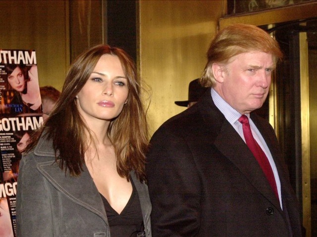 Melania Trump - Đệ nhất phu nhân đặc biệt nhất trong lịch sử Mỹ - 4
Bà Melania Trump không phải người vợ đầu tiên của Tổng thống Donald Trump. Trước bà Melania, ông Trump đã từng kết hôn với bà Ivana Trump. Năm 1992, hai người ly hôn. Ông Trump kết hôn với bà Marla Maples tới năm 1999. Cho tới nay, bà Melania Trump là Đệ nhất phu nhân duy nhất của nước Mỹ không phải người vợ đầu tiên của tổng thống. (Ảnh: Getty)