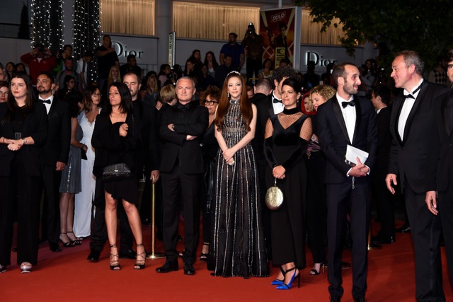 Lý Nhã Kỳ nói gì trước việc phim góp vốn bị chê tả tơi ở Cannes? - 1 Lý Nhã Kỳ cùng ê-kíp sản xuất Angel Face trong buổi ra mắt phim tại Cannes hôm 12/5.