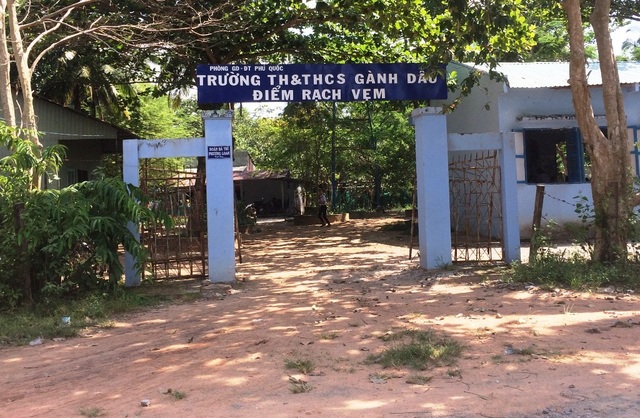 Thầy giáo băng rừng “gieo chữ” cho học sinh làng chài Phú Quốc - 1 Dù cơ sở vật chất điểm phụ Rạch Vẹm (thuộc trường tiểu học và THCS Gành Dầu) còn nhiều khó khăn nhưng các thầy cô nơi đây vẫn vượt khó bám trường dạy học cho con em bà con làng chài Rạch Vẹm