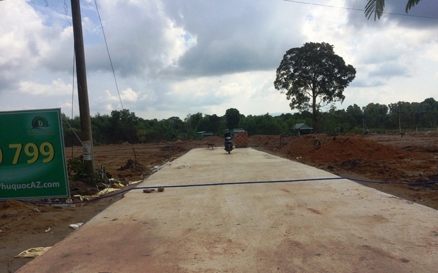 Chủ tịch Kiên Giang "lệnh" Phú Quốc tạm ngưng giao dịch đất - 4 Trong chuyến thực tế ghi nhận về cơn sốt đất ở Phú Quốc gần đây, cho thấy tình trạng giao dịch, mua bán đất nền Phú Quốc đã hạ nhiệt