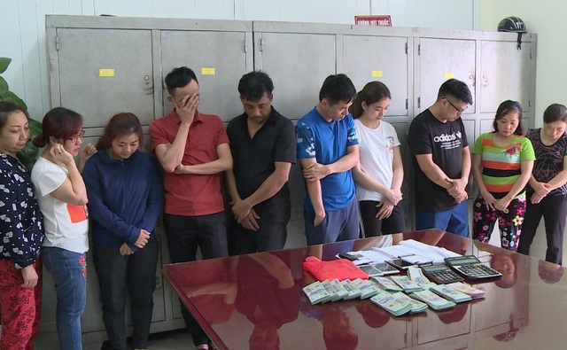 Triệt phá đường dây đánh bạc với số tiền giao dịch hơn 100 tỷ đồng - 1 Các đối tượng bị bắt trong đường dây đánh bạc