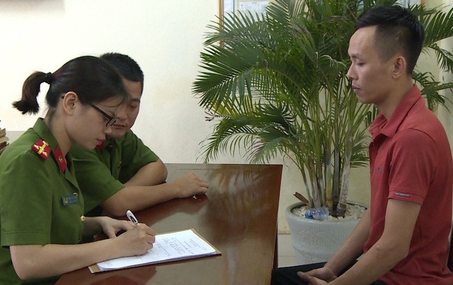 Triệt phá đường dây đánh bạc với số tiền giao dịch hơn 100 tỷ đồng - 3 Cơ quan công an lấy lời khai đối tượng