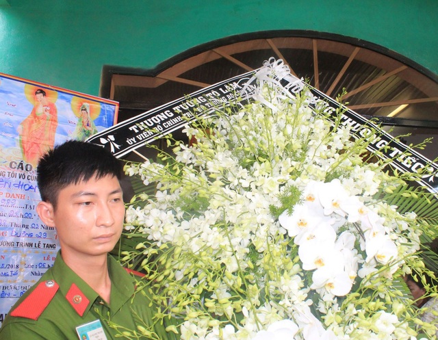 Bộ trưởng Công an gửi vòng hoa viếng 2 hiệp sĩ bị trộm đâm chết - 1
Vòng hoa của Bộ trưởng Công an Tô Lâm viếng hiệp sĩ Nguyễn Hoàng Nam