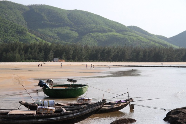 Mê mẩn nét đẹp hoang sơ biển Lộc Bình - 2 Thuyền đánh cá ngư dân chuẩn bị ra khơi