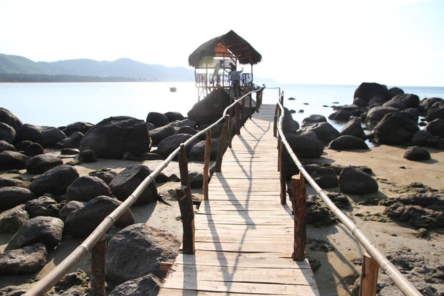 Mê mẩn nét đẹp hoang sơ biển Lộc Bình - 10 Chòi nghỉ chân với tranh tre nứa lá được kiến tạo hòa mình vào bãi đá