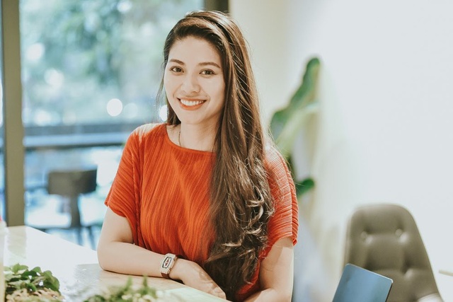 BTV Ngọc Trinh VTV: “Tôi có đại gia chống lưng” - 3 Đôi khi có những người đồn tôi có vấn đề về giới tính, rằng tôi mê một bạn MC của đài nhưng không thể “cưa” đổ. Trời đất ơi, tôi và bạn ấy cứ ngồi cười hì hì”, Ngọc Trinh thẳng thắn đề cập đến những tin đồn trong cuộc PV với Dân trí.