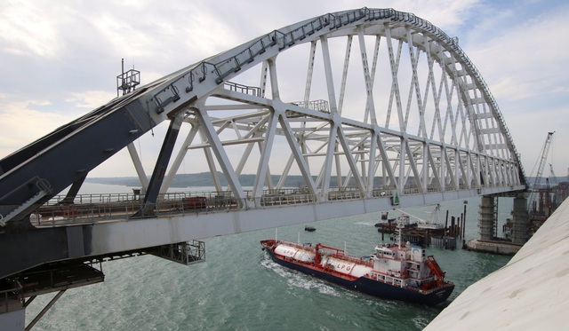 
Do quyết định ly khai khỏi Ukraine năm 2014, Crimea cũng nhận hàng loạt lệnh cấm vận từ phương Tây. Vì vậy, Moscow phải chuyển phần lớn lương thực tới bán đảo thông qua tàu. Việc xây cầu và thông đường sẽ mang lại nhiều lợi ích to lớn và sẽ giảm thiểu việc Crimea phụ thuộc vào hệ thống vận tải đường biển. (Ảnh: Reuters)
