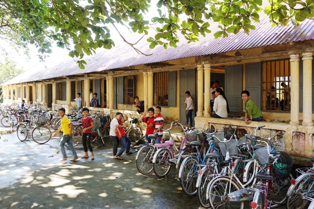 Niêm phong khu trường mới xây dựng đã bị lún nứt - 5 Học sinh chuyển về dãy nhà cấp 4 cũ để học tập