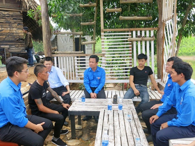 Rũ bỏ áo tù về quê nghèo lập nghiệp - 2 Hải chia sẻ với đoàn công tác Đoàn tại cơ sở kinh doanh dịch vụ ăn uống, du lịch của mình