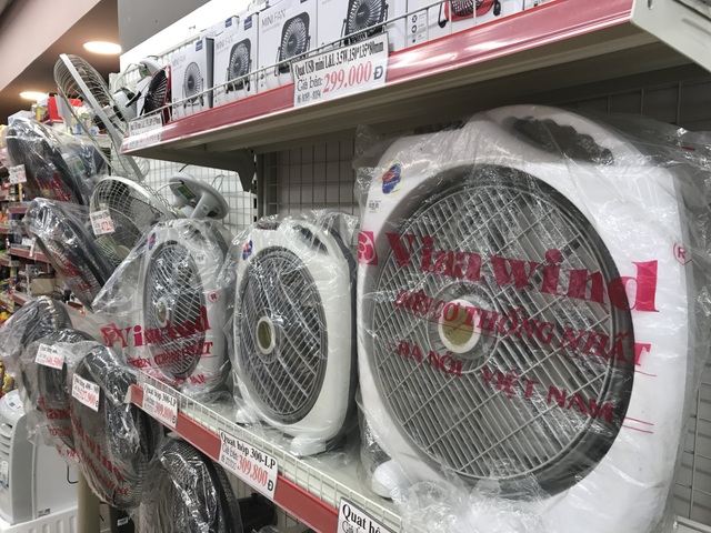 Lý giải cho nguyên nhân giá bán điều hòa, máy lạnh "ngày một tăng" - 1 Mức giá tăng khoảng 10-15% của các dòng điều hòa khiến nhiều người dân không thể đáp ứng, và buộc phải chuyển sang các nhóm sản phẩm làm mát rẻ hơn như quạt điện, máy phun sương,...