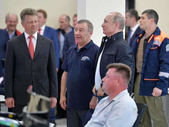 Tổng thống Putin lái xe tải thông cầu nối đất liền Nga với Crimea - 8 Tổng thống Putin, Bộ trưởng Giao thông Maxim Sokolov (trái) và doanh nhân Arkady Rotenberg (thứ hai từ trái sang) thăm trung tâm kiểm soát giao thông trên cầu nối Nga - Crimea.