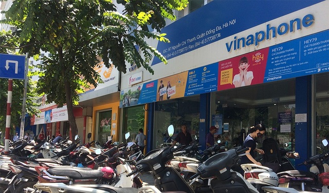 Điểm giao dịch vắng vẻ trong ngày "hạn chót" đăng ký ảnh thuê bao - 1
Theo Nghị định số 49/2017/NĐ-CP của Chính phủ, ngày 24/4/2018 là thời hạn các doanh nghiệp viễn thông phải bảo đảm toàn bộ các thông tin thuê bao trong cơ sở dữ liệu thông tin thuê bao tập trung tuân thủ đúng quy định tại Nghị định, trong đó có ảnh chân dung chủ thuê bao di động. Tuy nhiên, dịp 24/4 vừa qua, trước tình trạng hệ thống quá tải và số lượng người dùng đổ xô đi cập nhật ảnh chân dung, các nhà mạng đã lùi hạn chót đến 15/5.