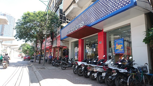 Điểm giao dịch vắng vẻ trong ngày "hạn chót" đăng ký ảnh thuê bao - 2
Tuy nhiên, không giống như đợt trước, các điểm giao dịch chính của nhà mạng thưa thớt khách hàng tới chụp ảnh cập nhật thông tin thuê bao trong ngày 15/5.