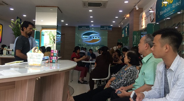 Điểm giao dịch vắng vẻ trong ngày "hạn chót" đăng ký ảnh thuê bao - 3
Ngày hạn chót cập nhật ảnh chân dung nhưng không còn cảnh chen lấn, xếp hàng như đợt 24/4.