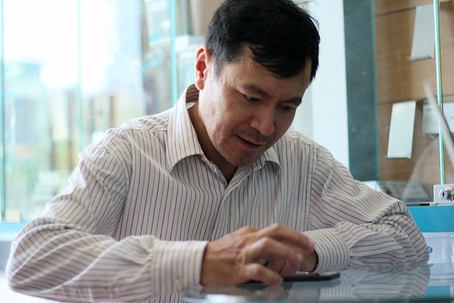 Điểm giao dịch vắng vẻ trong ngày "hạn chót" đăng ký ảnh thuê bao - 5
Khách đến đăng ký bổ sung ảnh chân dung chính chủ chủ yếu là những người lớn tuổi.