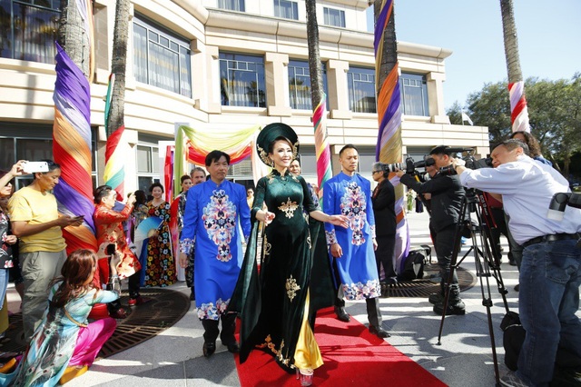 Áo dài Việt toả sáng Festival Áo dài tại Mỹ - 2 Đạo mẫu tại Việt Nam rất được chú trọng, màu xanh lá cây và màu vàng là hai màu sắc biểu trưng của mẫu thượng ngàn, đây chính là yếu tố tạo nên màu sắc chủ đạo của thiết kế. Họa tiết long phụng được sắp xếp tạo nên bố cục, sự uy nghiêm trang trọng, nhưng vẫn đầy tình yêu thương. Trên nền vải nhung Pháp, những hoa văn họa tiết dát vàng đính kim cương thể hiện yếu tố hiện đại kết hợp truyền thống.