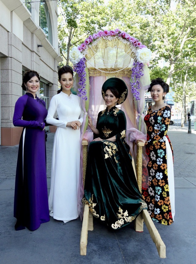 Áo dài Việt toả sáng Festival Áo dài tại Mỹ - 4 Ba bộ áo dài, mỗi bộ một phong cách vùng miền đặc trưng nhưng dưới bàn tay sáng tạo của người nghệ sĩ thiết kế các tác phẩm hiện lên đều có điểm nhấn riêng. Phần tà áo phía sau, NTK khéo léo cách điệu như những tà áo dạ hội nhằm phù hợp với không gian văn hóa hiện đại tại Mỹ.
