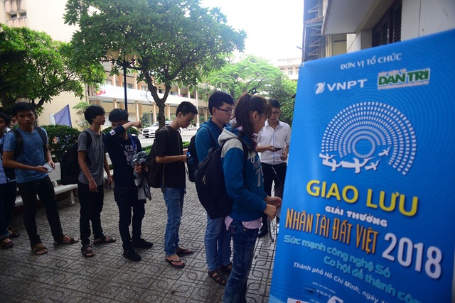 Kỳ vọng mở ra thêm nhiều cơ hội để nhân tài Việt Nam toả sáng - 1 Ngay từ sớm, nhiều sinh viên đã đến để tham dự buổi giao lưu