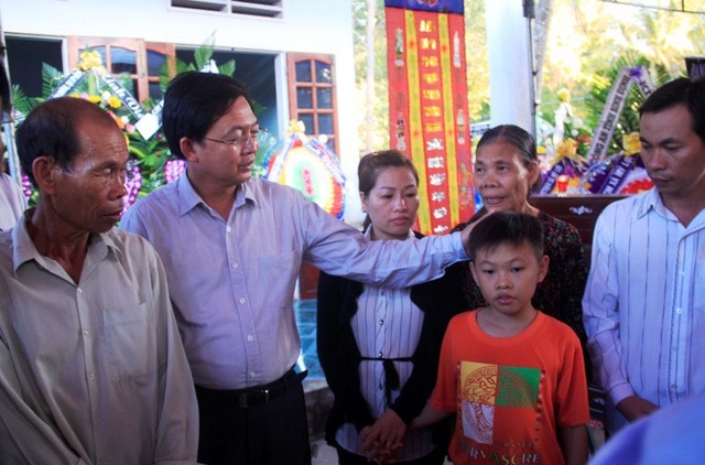 Bộ trưởng Công an gửi vòng hoa viếng 2 hiệp sĩ bị trộm đâm chết - 4 Chủ tịch UBND tỉnh Bình Định Hồ Quốc Dũng động viên thân nhân hiệp sĩ Thôi.