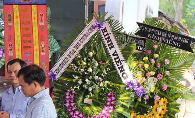 Bộ trưởng Công an gửi vòng hoa viếng 2 hiệp sĩ bị trộm đâm chết - 3
Thượng tướng Tô Lâm, Bộ trưởng Bộ Công an gửi vòng hoa viếng hiệp sĩ Thôi.