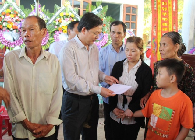 Bộ trưởng Công an gửi vòng hoa viếng 2 hiệp sĩ bị trộm đâm chết - 5 Chủ tịch UBND tỉnh Bình Định Hồ Quốc Dũng trao sổ tiết kiệm 108 triệu đồng cho cháu Nguyễn Thành Đạt - con trai hiệp sĩ Thôi.