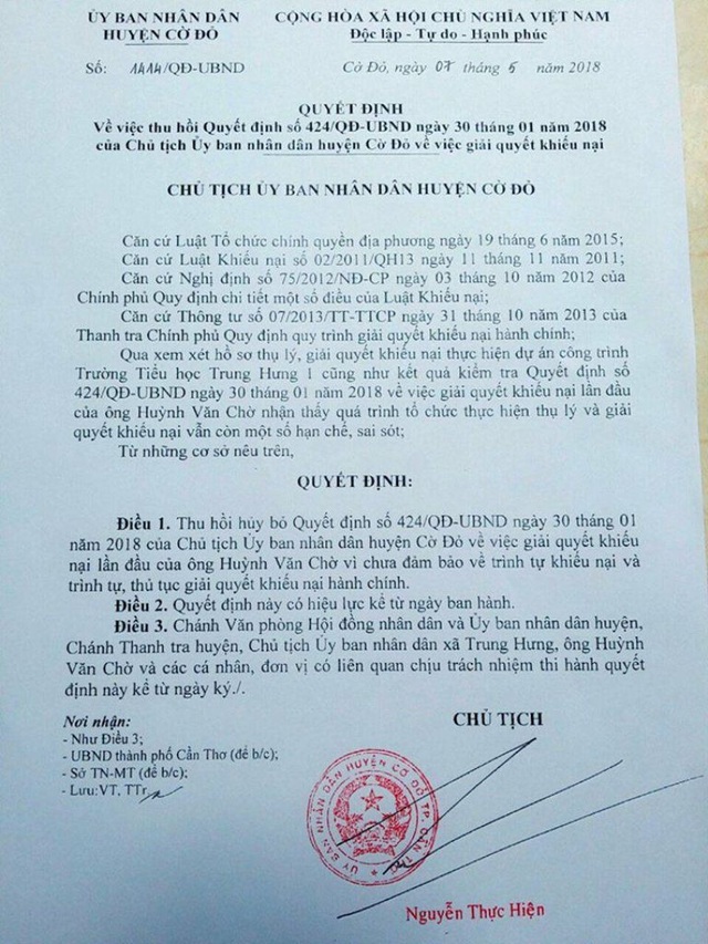 Huyện Cờ Đỏ thu hồi nhiều quyết định cưỡng chế đất sai - 1 UBND huyện Cờ Đỏ, TP. Cần Thơ kí hàng loạt quyết định thu hồi các quyết định giải quyết khiếu nại trước đó do còn một số hạn chế, sai sót.
