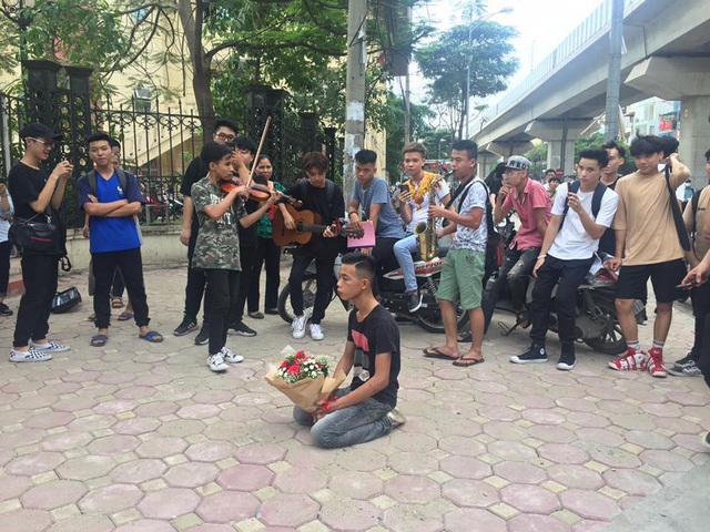 Chàng trai ôm hoa quỳ suốt 3 giờ trước cổng Nhạc Viện chờ bạn gái - 3 Sinh viên Nhạc Viện chơi violin, guitar, kèn saxophone động viên chàng trai trẻ.