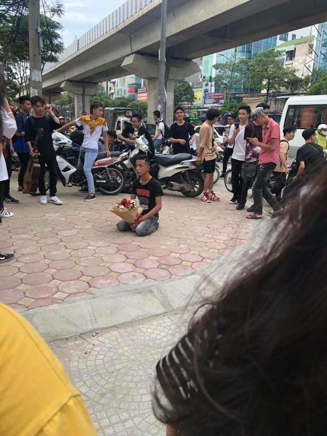 Chàng trai ôm hoa quỳ suốt 3 giờ trước cổng Nhạc Viện chờ bạn gái - 2 Nhiều sinh viên và người dân hiếu kỳ vây xem sự việc.