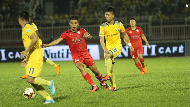 B.Bình Dương, FLC Thanh Hoá và SL Nghệ An vào bán kết cúp quốc gia - 1 Phan Văn Đức (20) ghi bàn, đưa SL Nghệ An vào bán kết cúp quốc gia