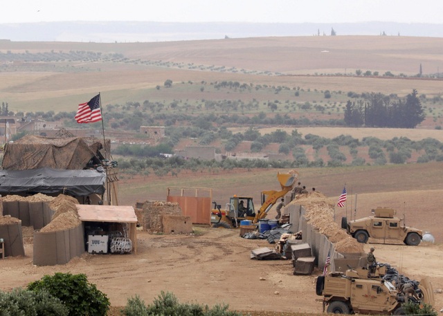 Mỹ nghi mở thêm căn cứ quân sự tại Syria sau vụ không kích chấn động - 2 Lực lượng quân sự Mỹ thành lập một căn cứ mới ở Manbij ngày 8/5 (Ảnh: Reuters)