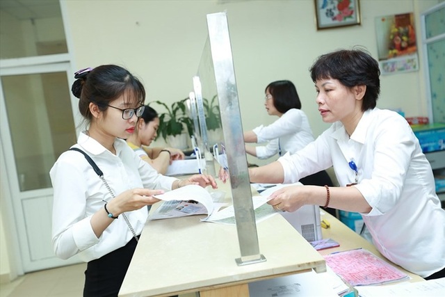 Đề án cải cách tiền lương: Trả lương đúng là đầu tư cho phát triển - 1
Cán bộ UBND phường Thịnh Quang (Hà Nội) làm việc tại bộ phận một cửa. Hiện tại, đội ngũ công chức vẫn chưa thể sống được bằng lương. Ảnh: HẢI NGUYỄN