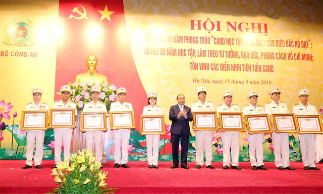 Thủ tướng: Chủ động chống tiêu cực, tham nhũng ngay trong ngành công an - 1 Thủ tướng trao tặng bằng khen cho 12 cá nhân có thành tích thi đua xuất sắc