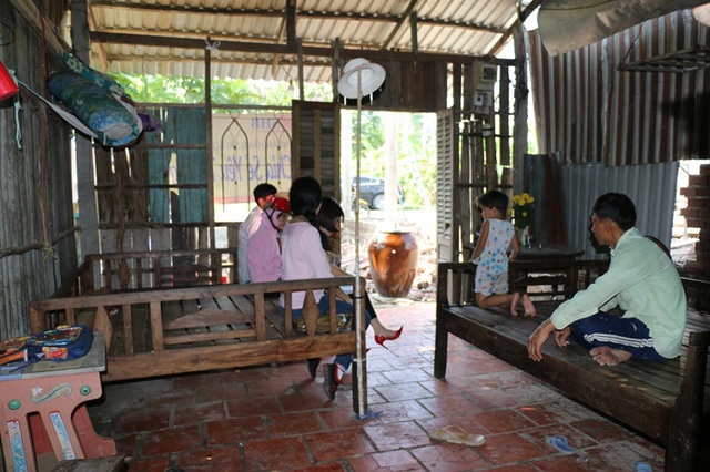 Cần Thơ: Trao hơn 124 triệu đồng đến anh Nguyễn Văn Út - 3 Anh Út cho biết sẽ dùng một phần số tiền bạn đọc hỗ trợ để sửa lại căn nhà, vì mùa mưa đến nước ngập lênh láng