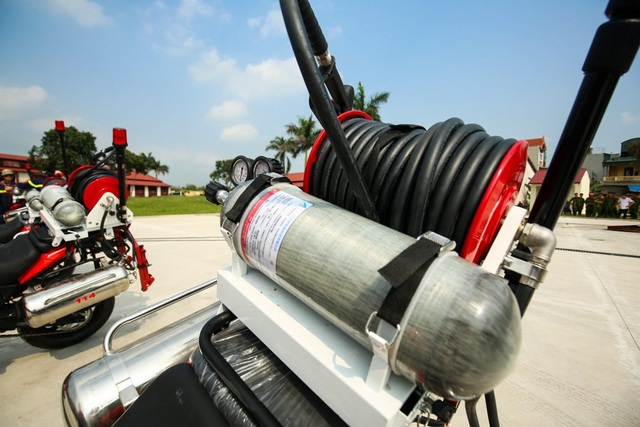 
Xe được trang bị hệ thống chữa cháy đặc biệt, dùng khí nén áp suất cao để đẩy nước và bọt chữa cháy.
