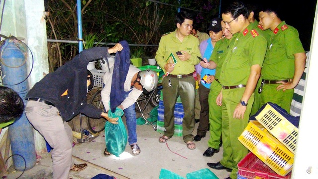 Một phụ nữ cầm đầu đường dây mua bán, tàng trữ động vật hoang dã - 1 Lực lượng chức năng thu giữ động vật hoang dã trong nhà bà Thuận