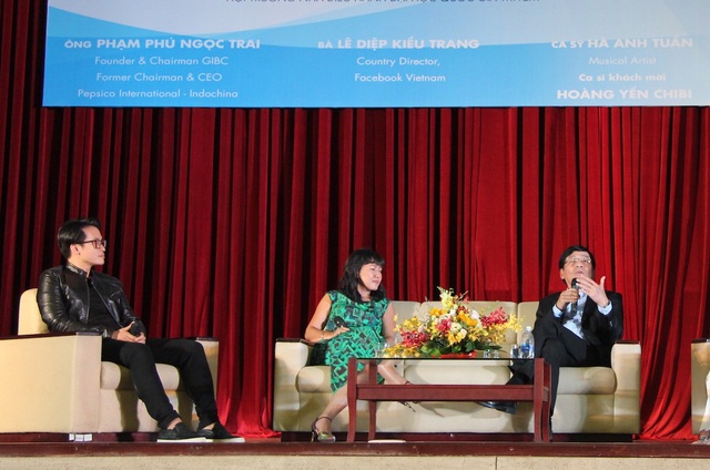 Ca sĩ Hà Anh Tuấn khuyên sinh viên đừng nên giấu dốt - 2
Nam ca sĩ là một trong ba khách mời chia sẻ với hàng nghìn sinh viên về Khát vọng tương lai. (Ảnh: Lý Nguyên)