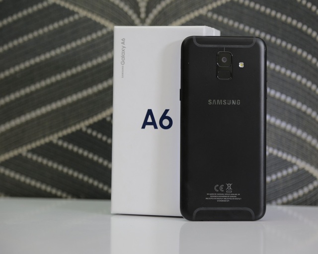 Đập hộp Galaxy A6 chính hãng giá gần 7 triệu đồng tại Việt Nam - 5 Mặt sau của máy sở hữu lối thiết kế tựa các dòng J7 Pro gần đây với điểm nhấn là viền ăng-ten đối xứng nhau được bo cong khá lạ mắt. Trong thiết kế này, Samsung cũng pha trộn thêm sự đổi mới của dòng S đó là cảm biến vân tay dời về dưới camera.