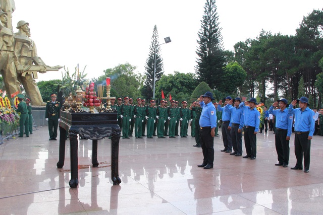 Truy điệu và an táng 12 hài cốt liệt sĩ hi sinh tại chiến trường Campuchia - 1
Các đại biểu dâng hương bày tỏ lòng biết ơn đến các liệt sĩ đã anh dũng hy sinh vì tổ quốc