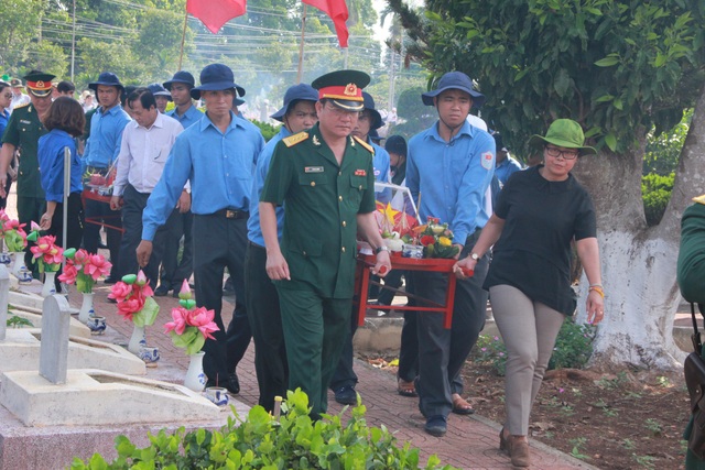 Truy điệu và an táng 12 hài cốt liệt sĩ hi sinh tại chiến trường Campuchia - 2 Đưa hài cốt các liệt sĩ về nơi an nghỉ cuối cùng