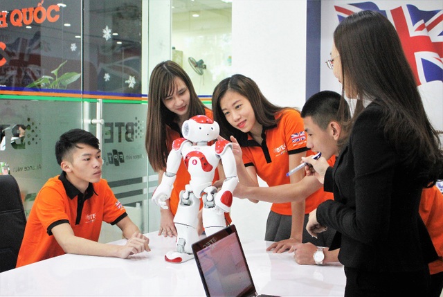 BTEC FPT trao học bổng “Trí tuệ miền Trung” trị giá gần 1 tỷ đồng - 2
Ứng dụng thực tế đưa Robot vào giảng dạy trong giờ học thực hành tại BTEC FPT.