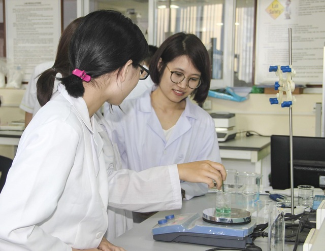 Học gì để bắt kịp Cách mạng công nghệ 4.0? - 2 Sinh viên ngành Công nghệ sinh học của USTH miệt mài học tập, nghiên cứu tại các phòng thí nghiệm hiện đại.