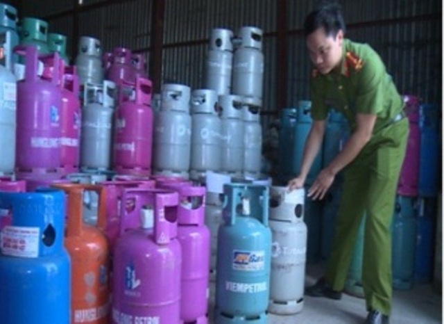 Cơ sở sang chiết gas không phép làm giả các thương hiệu gas nổi tiếng - 2 Số gas sang chiết trái phép sang các bình gas mang các thương hiệu gas nổi tiếng bị Công an thu giữ