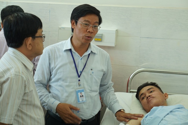 Sinh viên làm “hiệp sĩ đường phố”: Nên hay không? - 1 Lãnh đạo trường ĐH Công nghiệp Thực phẩm TPHCM đến thăm sinh viên Phú Quý